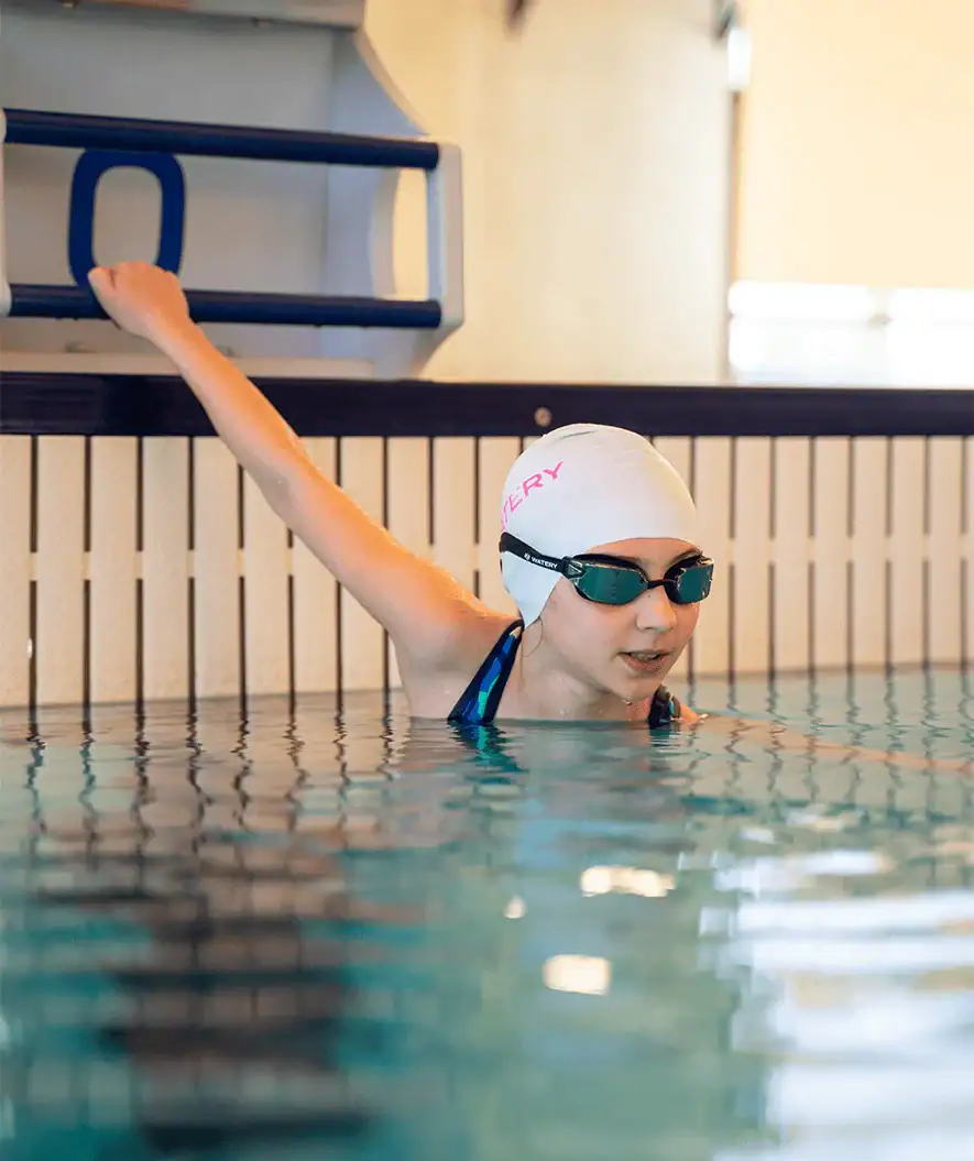 M&auml;dchen im Schwimmbad macht sich mit der Watery Power Lane bereit zum Schwimmen