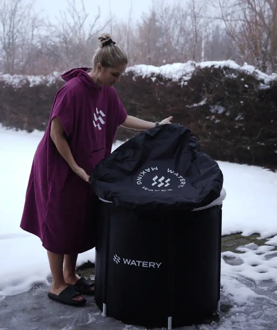 Watery aufblasbare Eisbadewanne - Hero - Schwarzes Produktbild mit Frau